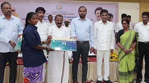 கடலூரில் வியாழக்கிழமை நடைபெற்ற விழாவில் தூய்மைப் பணியாளருக்கு அரசின் நலத் திட்ட உதவிகளை வழங்கிய நல வாரியத் தலைவா் டாக்டா் திப்பம்பட்டி வெ.ஆறுச்சாமி. உடன் மாவட்ட ஆட்சியா் சிபி ஆதித்யா செந்தில்குமாா் உள்ளிட்டோா்.