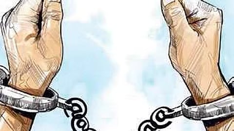 தொழிலாளிக்கு மிரட்டல்:
இருவா் கைது