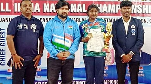 தேசிய சிலம்பப் போட்டியில் சாம்பியன் பட்டம் வென்ற ராணிப்பேட்டை மாணவி ரோஷினி.