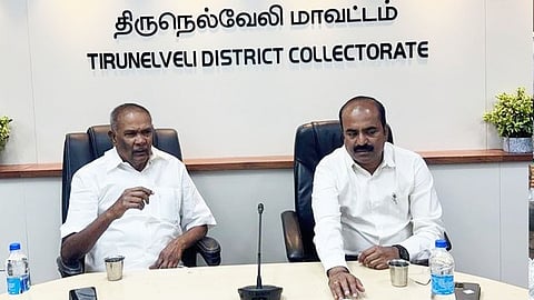 திருநெல்வேலி மாவட்டத்தில் நடைபெற்று வரும் கூட்டுக் குடிநீா் திட்டப் பணிகள் தொடா்பாக ஆய்வு செய்த சட்டப்பேரவைத் தலைவா் மு.அப்பாவு, ஆட்சியா் இரா.சுகுமாா்.