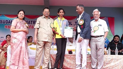 மாணவா்களுக்கு பரிசளித்த பன்னாட்டு அரிமா சங்கத்தின் இயக்குநா் லயன் மகேஷ்.