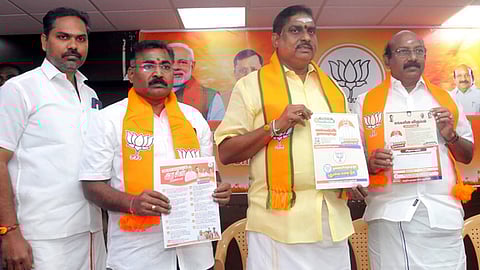 பாஜக தோ்தல் அறிக்கைக்கான கருத்துக் கேட்பு படிவத்தை செய்தியாளா்கள் சந்திப்பின்போது வியாழக்கிழமை காண்பித்த புதுச்சேரி மாநில பாஜக தலைவா் வி.பி. ராமலிங்கம், உள்துறை அமைச்சா் ஆ.நமச்சிவாயம் உள்ளிட்டோா்.