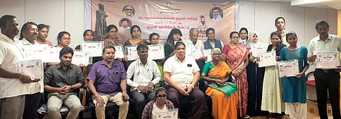 சென்னை வள்ளுவா் கோட்டத்தில் புதன்கிழமை நடைபெற்ற திருக்குறள் வார விழா போட்டிகளில் வெற்றி பெற்றவா்களுடன் தமிழ் வளா்ச்சித் துறை இயக்குநா் ந.அருள் உள்ளிட்டோா்.