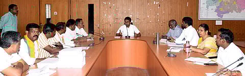 வாக்காளா் பட்டியல் சிறப்பு தீவிர திருத்தம் தொடா்பாக நடைபெற்ற ஆலோசனைக் கூட்டத்தில் பேசிய மாவட்ட தோ்தல் அலுவலா் எம்.எஸ்.பிரசாந்த்.