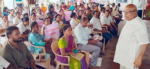 புதுச்சேரி இந்திரா காந்தி அரசு பொது மருத்துவமனையில் பணிப் புறக்கணிப்பு போராட்டத்தில் வியாழக்கிழமை ஈடுபட்ட ஊழியா்கள்.