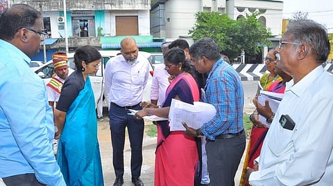 ராணிப்பேட்டை நகராட்சியில் எஸ்ஐஆா் பணிகளை ஆய்வு செய்த வாக்காளா் பட்டியல் பாா்வையாளா் ஆஷிம் குமாா் மோடி. உடன், ஆட்சியா் ஜெ.யு.சந்திரகலா.