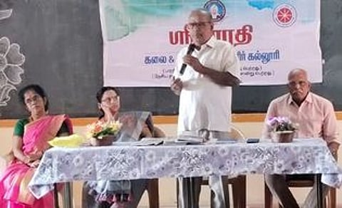 புதுக்கோட்டை பாரதி கல்லூரியில் வியாழக்கிழமை நடைபெற்ற பத்திரிகைகள் நாள் நிகழ்ச்சியில் பேசிய வாசகா் பேரவைச் செயலா் சா. விஸ்வநாதன்.