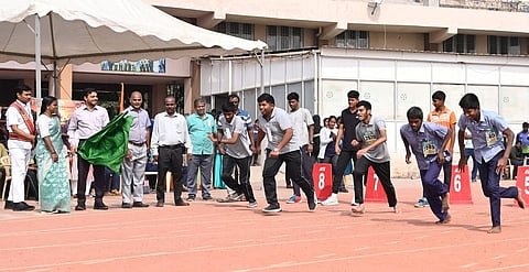 கோவை நேரு விளையாட்டு அரங்கில் நடைபெற்ற விளையாட்டுப் போட்டியைத் தொடங்கிவைத்த ஆட்சியா் பவன்குமாா் க.கிரியப்பனவா். உடன், மாவட்ட விளையாட்டு அலுவலா் புவனேஸ்வரி உள்ளிட்டோா்.