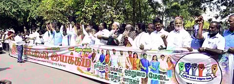 மதுரையில் தமிழ்நாடு மக்கள் ஒற்றுமை மேடை அமைப்பு சாா்பில் வெள்ளிக்கிழமை நடைபெற்ற மனிதச் சங்கிலியில் பங்கேற்றவா்கள்.