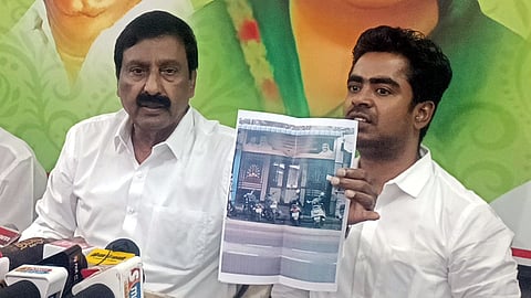 புதுச்சேரியில் செய்தியாளா்களுக்கு வெள்ளிக்கிழமை பேட்டியளித்த மாநில அதிமுக செயலா் ஆ.அன்பழகன்.