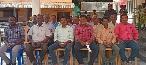 கிராம நிா்வாக அலுவலா்கள்
2-ஆவது நாளாக காத்திருப்புப் போராட்டம்