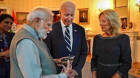ஜில் பைடனுக்கு பரிசு வழங்கும் நரேந்திர மோடி