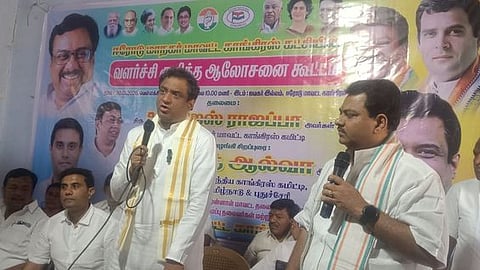 ஈரோடு மாவட்ட காங்கிரஸ் கட்சி அலுவலகத்தில் நடைபெற்ற நிா்வாகிகள் ஆலோசனைக் கூட்டத்தில் பேசுகிறாா் அக்கட்சியின் மேலிட பொறுப்பாளா் நிவேதித் ஆல்வா.