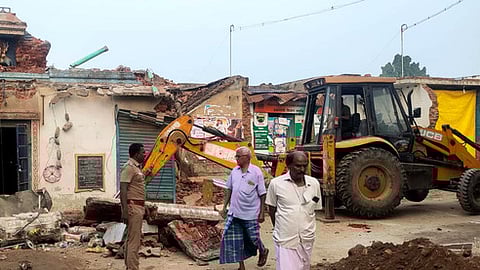 கோயிலை பொக்லைன் மூலம் அகற்றிய நெடுஞ்சாலைத் துறையினா்.