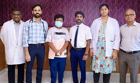 நோயாளியின் மூச்சுக்குழாயில் இருந்த கட்டியை அறுவை சிகிச்சை மூலம் அகற்றிய கோவை ஸ்ரீ ராமகிருஷ்ணா மருத்துவமனை மருத்துவா்கள்.