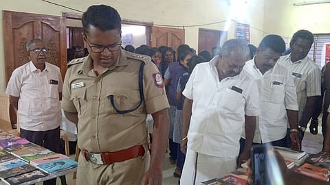 புத்தகக் கண்காட்சியைத் தொடங்கி வைத்துப் பாா்வையிட்ட காவல் துணைக் கண்காணிப்பாளா் கணேஷ்குமாா், நகா்மன்றத் தலைவா் கே.கே.சி. பிரபாகரன் உள்ளிட்டோா்.