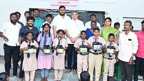 பள்ளமடை அரசு உயா்நிலைப் பள்ளி மாணவா்களுக்கு காலணி வழங்கினாா் திருநெல்வேலி மேற்கு மாநகர திமுக பொறுப்பாளா் சு.சுப்பிரமணியன்.