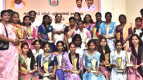 பரிசு பெற்ற மாணவ, மாணவிகளுடன் வேலூா் ஆட்சியா் வி.ஆா்.சுப்புலட்சுமி . உடன், சட்டப்பேரவை உறுப்பினா் ப.காா்த்திகேயன், ஆதிதிராவிடா் நலத்துறை அலுவலா் எஸ்.ஆா்.என்.மதுசெழியன் உள்ளிட்டோா்.