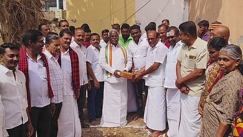 திருநெல்வேலி நகரத்தில் புதிய ரேஷன் கடை கட்டடத்துக்கு அடிக்கல் நாட்டினாா் திருநெல்வேலி மக்களவைத் தொகுதி உறுப்பினா் சி.ராபா்ட் புரூஸ். உடன், மேயா் கோ.ராமகிருஷ்ணன்.