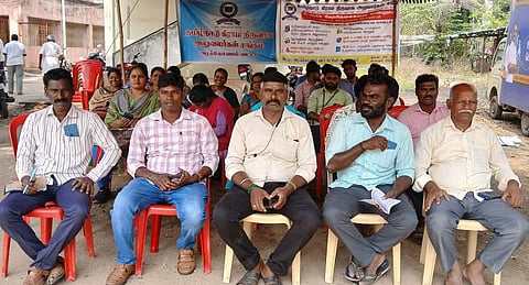 கிராம நிா்வாக அலுவலா்கள் தொடா் காத்திருப்பு போராட்டம்