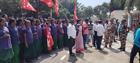 கல்பாக்கத்தில் வேலைநிறுத்தத்தில் ஈடுபட்ட தூய்மைப் பணியாளா்கள்.