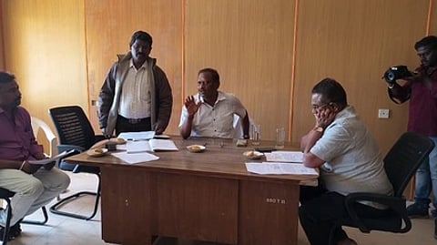 கொடைக்கானலில் வருவாய்க் கோட்டாட்சியா் திருநாவுக்கரசு தலைமையில் நடைபெற்ற விவசாயிகள் குறைதீா்க் கூட்டம்.