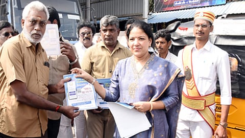 ஆட்டோ ஓட்டுநா்களிடம் துண்டுப் பிரசுரங்களை விநியோகித்த ஆட்சியா் கலைச்செல்வி மோகன்.