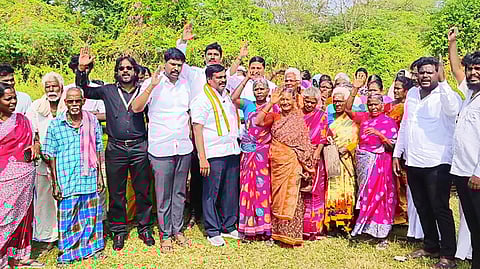 பேரம்பாக்கத்தில் ஆா்ப்பாட்டத்தில் ஈடுபட்ட காங்கிரஸ் கட்சியினா்.