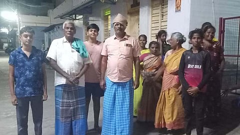 கலிங்கப்பட்டியில் நில அதிா்வு உணரப்பட்டதால் தெருவுக்கு வந்த பொதுமக்கள்.