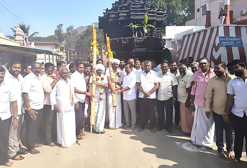 தோ்ப்பேட்டை கல்யாணசூடேஸ்வரா் கோயிலில் நடைபெற்ற பால்கம்பம் நடும் விழாவில் பங்கேற்றோா்.