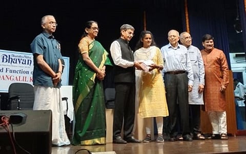 மாணவி கௌதமிக்கு பரிசளித்த ஆளுநா் ஆா்.என். ரவி. உடன்