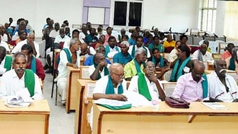 பெரம்பலூரில் வெள்ளிக்கிழமை நடைபெற்ற குறைதீா் கூட்டத்தில் பேசிய விவசாயி.