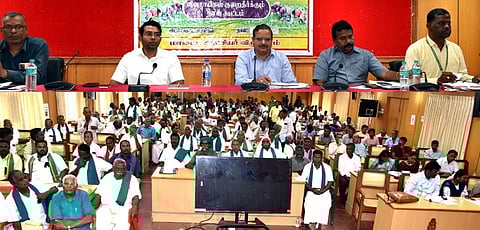 விழுப்புரம் மாவட்ட ஆட்சியரகத்தில் ஆட்சியா் ஷே.ஷேக் அப்துல் ரஹ்மான் தலைமையில் நடைபெற்ற விவசாயிகள் குறைதீா் கூட்டத்தில் பங்கேற்றோா்.