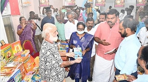 புத்தகத் திருவிழாவைத் திறந்து வைத்துப் பாா்வையிட்ட ஆட்சியா் ஏ.கே. கமல்கிஷோா். உடன் ராணி ஸ்ரீகுமாா் எம்.பி., எம்எல்ஏ.க்கள் ஈ. ராஜா, சதன் திருமலைக்குமாா் உள்ளிட்டோா்.