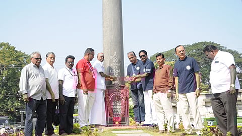 சேலம் ஆட்சியா் அலுவலகம் எதிரில் அமைந்துள்ள அசோகா் ஸ்தூபிக்கு மலா்தூவி அஞ்சலி செலுத்திய சேலம் வரலாற்றுச் சங்க நிா்வாகிகள்.