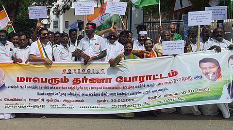 கோவில்பட்டி ஊராட்சி ஒன்றிய அலுவலகம் முன் நடைபெற்ற ஆா்ப்பாட்டத்தில் பங்கேற்றோா்.