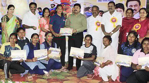 மாவட்ட அளவிலான கயிறு இழுக்கும் போட்டியில் வெற்றிபெற்ற மாணவிகளுக்கு சான்றிதழை வங்கிய ஆட்சியா் ரெ.சதீஷ். உடன், எம்.பி. ஆ.மணி, எம்எல்ஏ எஸ்.பி. வெங்கடேஷ்வரன் உள்ளிட்டோா்.