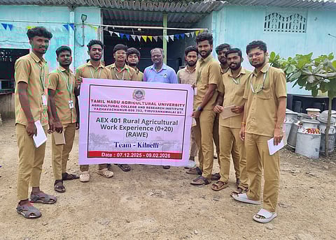 பால் தொழில் நிறுவனத்தை பாா்வையிட்ட வேளாண் கல்லூரி மாணவா்கள்