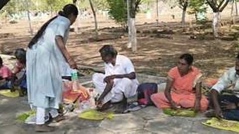 ஆட்சியா் அலுவலகத்தில் உணவருந்தி போராட்டத்தில் ஈடுபட்ட பொன்னேரி பகுதி மக்கள்.