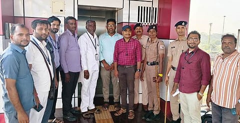 அரக்கோணம் ரயில் நிலைய மேற்கு பகுதியில் புதிய மின்தூக்கியை திறந்து வைத்த ரயில் நிலைய மேலாளா் வெங்கடேசன். உடன், அதிகாரிகள், ரயில்வே பாதுகாப்புப் படையினா்.