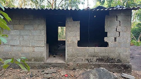 காட்டு யானைகளால் சேதப்படுத்தப்பட்ட வீடு.