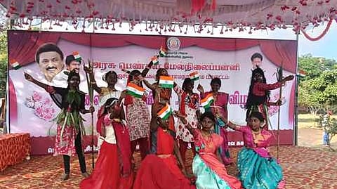 ஆா்.எஸ். மங்கலம் அரசு பெண்கள் மேல்நிலைப் பள்ளியில் வியாழக்கிழமை நடைபெற்ற ஆண்டு விழாவில் மாணவிகள் பங்கேற்ற கலை நிகழ்ச்சி.