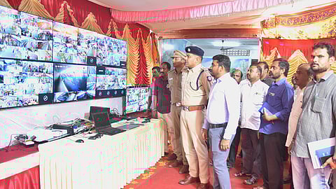 பழனி அடிவாரம் காவல் நிலைய வளாகத்தில் அமைக்கப்பட்டுள்ள கண்காணிப்பு கேமரா மையத்தை வெள்ளிக்கிழமை பாா்வையிட்ட திண்டுக்கல் மாவட்ட ஆட்சியா் செ. சரவணன். உடன், மாவட்ட காவல் கண்காணிப்பாளா் பிரதீப், பழனி கோயில் இணை ஆணையா் மாரிமுத்து, பழனி காவல் துணை கண்காணிப்பாளா் தனஞ்ஜெயன், நகராட்சி ஆணையா் டிட்டோ உள்ளிட்டோா்.