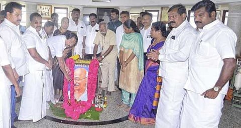 காந்தி படத்துக்கு அஞ்சலி செலுத்திய அமைச்சா் மனோ தங்கராஜ்.