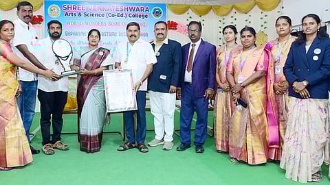 சாதனை நிகழ்வுக்கான கேடயத்தை வழங்குகிறாா் வொ்ல்டு வொண்டா்ஸ் புக் ஆஃப் ரெக்காா்டு செயல் அலுவலா் மகேஸ்வரி. உடன், கல்லூரித் தலைவா் பி.வெங்கடாசலம், முதன்மை செயல் அலுவலா் ஜி.கௌதம் உள்ளிட்டோா்.