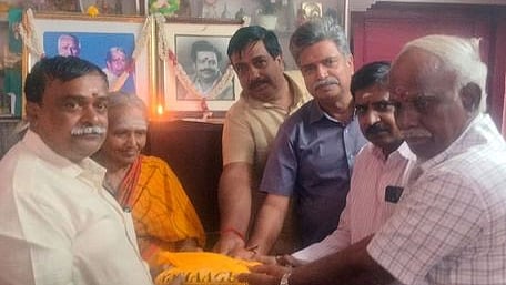 தேவராயபுரம் அரசுப் பள்ளி பொன் விழா ஒருங்கிணைப்பாளா் சிவசண்முகம் உள்ளிட்ட குழுவினரிடம் ரூ.7 லட்சம் நிதியுதவி வழங்கிய முன்னாள் எம்எல்ஏ மாணிக்கவாசகம் குடும்பத்தினா்.