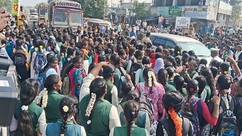 விழுப்புரம்-திருச்சி தேசிய நெடுஞ்சாலையில் பெரியாா் நகா் பகுதியில் சாலை மறியல் போராட்டத்தில் ஈடுபட்ட மாணவிகள்.