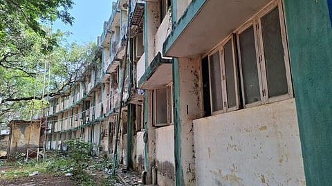 சிவகங்கை மாவட்ட ஆட்சியா் அலுவலகத்தில் சேதமடைந்த கட்டடத்தின் பின்பகுதி.