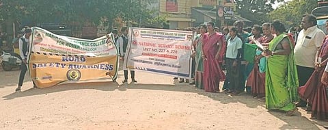 வள்ளியூரில் நடைபெற்ற சாலைப் பாதுகாப்பு விழிப்புணா்வுப் பேரணி.