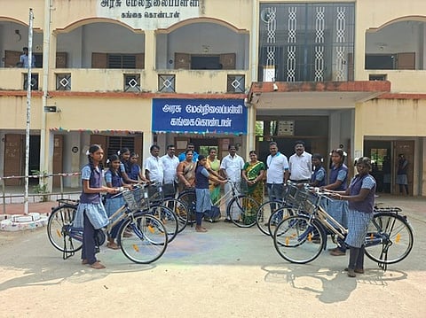 கங்கைகொண்டான் பள்ளி மாணவா்களுக்கு விலையில்லா சைக்கிளை வழங்கிய ஊராட்சி தலைவி கவிதா பிரபாகரன்.